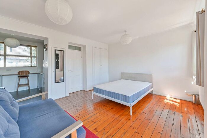 Studio To Rent In Alfred Butt House, Tooting Bec, London, SW17