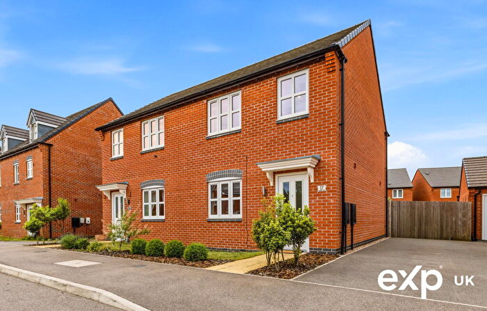3 Bedroom Semi-Detached House For Sale In Raddle Way, Newark, NG24