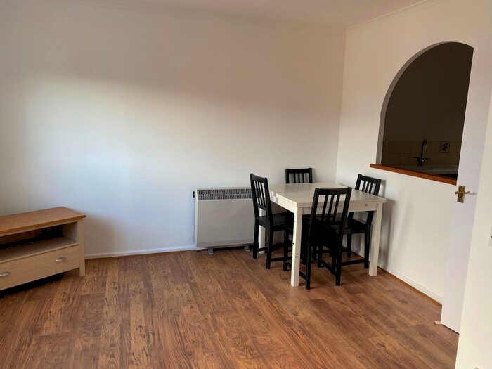 2 Bedroom Flat To Rent In Maplin Park, Slough, SL3