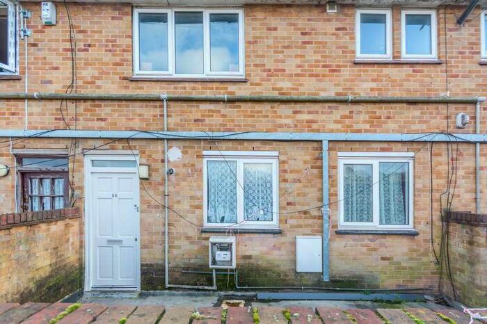 3 Bedroom Flat To Rent In The Fold, B38