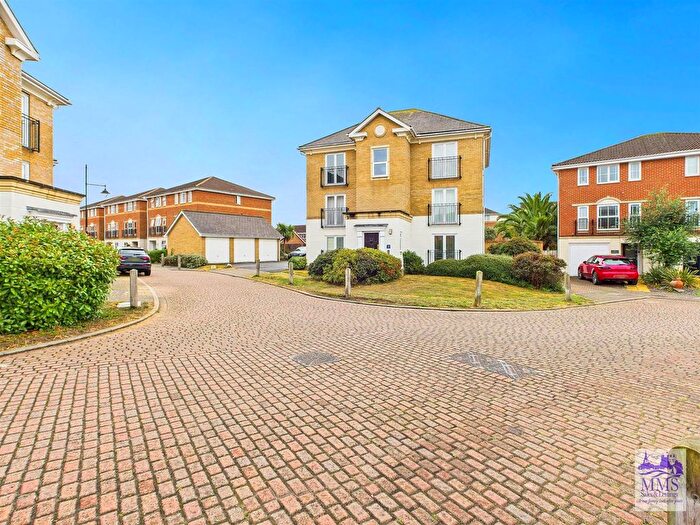 3 Bedroom Flat For Sale In Bradfords Close, St. Marys Island, Chatham, ME4
