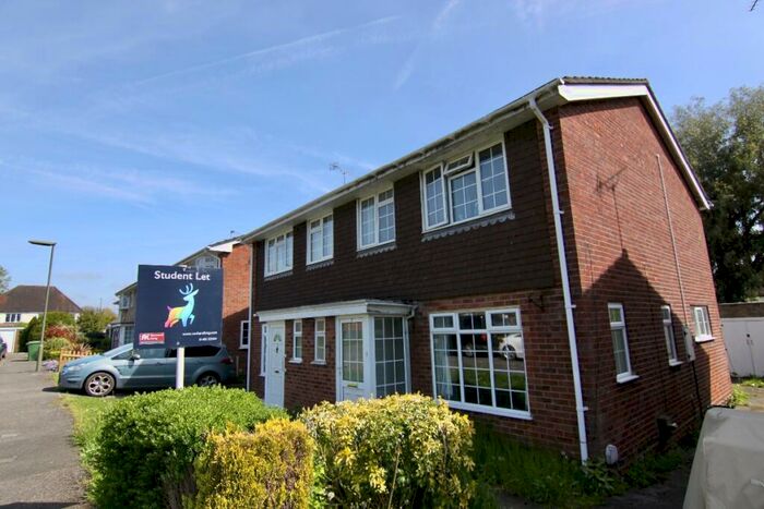 4 Bedroom Semi-Detached House To Rent In Guildford, GU2