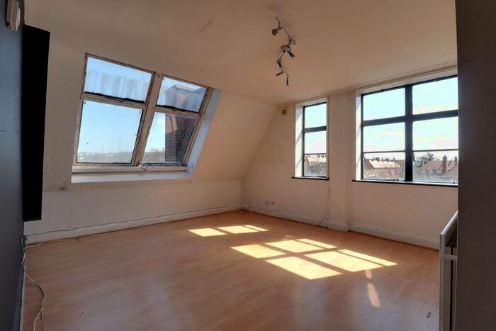 3 Bedroom Flat To Rent In Streatham High Road, London, SW16