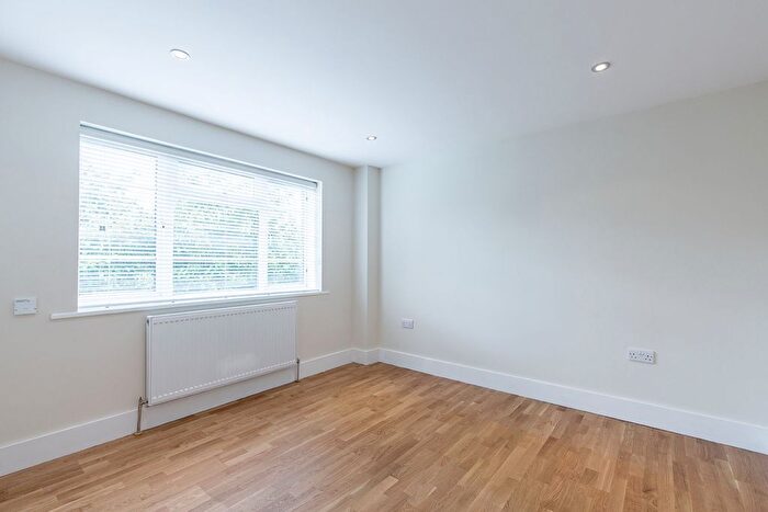 2 Bedroom Flat To Rent In Avenue Road, London, N14