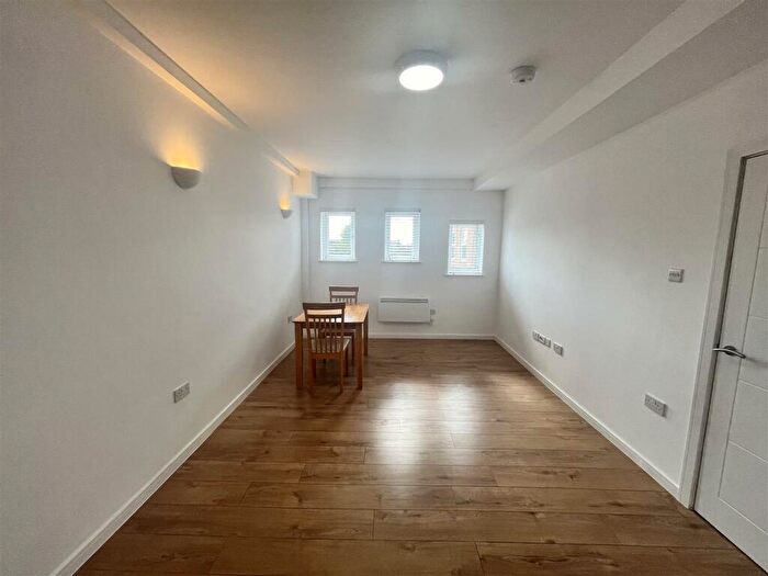 1 Bedroom Flat To Rent In Turners Hill, Cheshunt, EN8