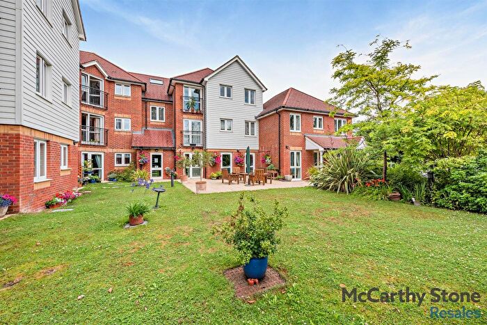 1 Bedroom Flat For Sale In Eadhelm Court, Penlee Close, Edenbridge, TN8