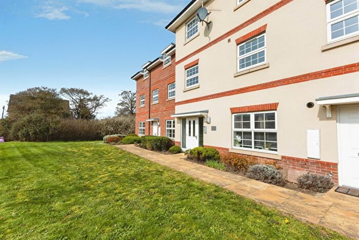 2 Bedroom Flat For Sale In Hayes Drive, Three Mile Cross, Reading, RG7