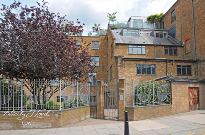 2 Bedroom Apartment To Rent In Gowers Walk, London, E1