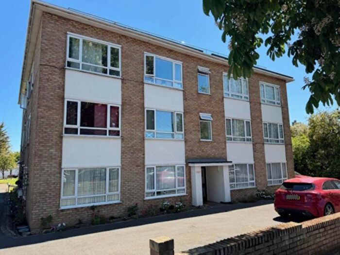 2 Bedroom Flat For Sale In Southbourne Grove, Westcliff On Sea, SS0