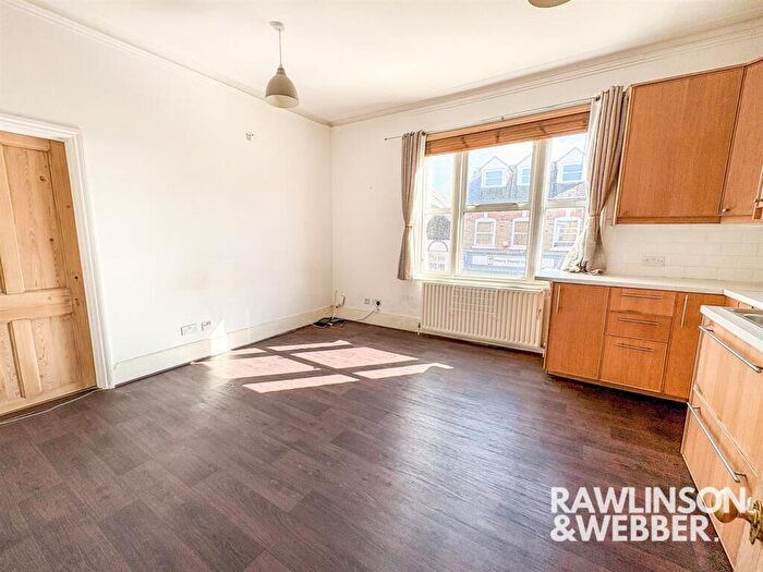 3 Bedroom Apartment For Sale In Walton Road, East Molesey, KT8