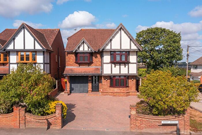 4 Bedroom Detached House For Sale In West Avenue, Hullbridge, Hullbridge, SS5