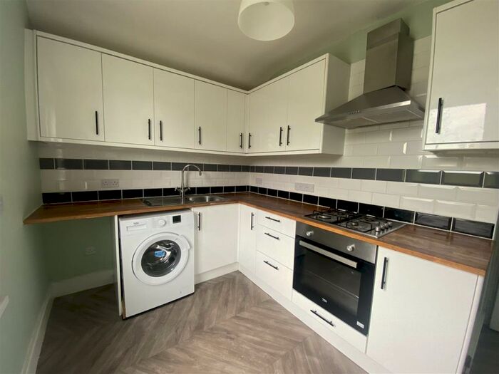 Flat To Rent In Chalfont Road, London, SE25