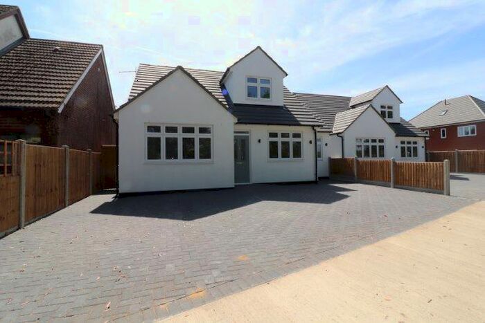 3 Bedroom Bungalow To Rent In Abbey Wood Lane, Rainham, RM13