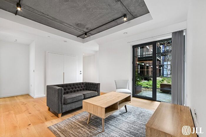 2 Bedroom Flat To Rent In Agar House, Goodluck Hope, E14