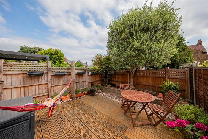 2 Bedroom Flat For Sale In Malmesbury Road, South Woodford, E18