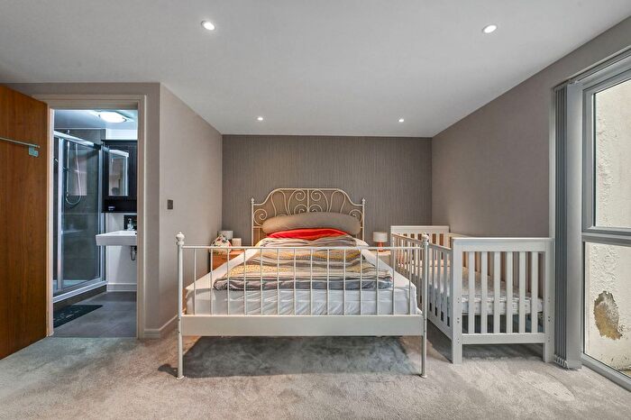 2 Bedroom Flat For Sale In Great North Road, Barnet, EN5