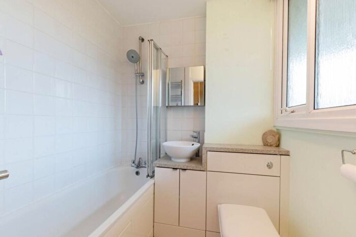 2 Bedroom Flat For Sale In Phipps Bridge Road, Mitcham, CR4