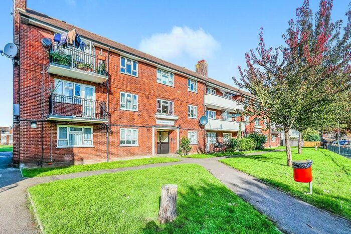 4 Bedroom Flat To Rent In Astley Street, Southsea, Hampshire, PO5