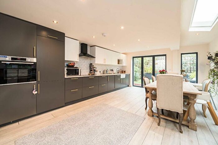 5 Bedroom Semi-Detached House For Sale In Noyna Road, Tooting, SW17