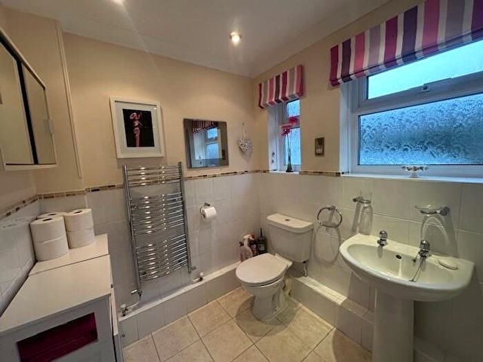 2 Bedroom Detached Bungalow To Rent In The Moors, Thatcham, RG19
