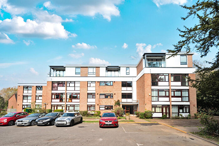 2 Bedroom Flat To Rent In Beechcroft Manor, Weybridge, Surrey, KT13