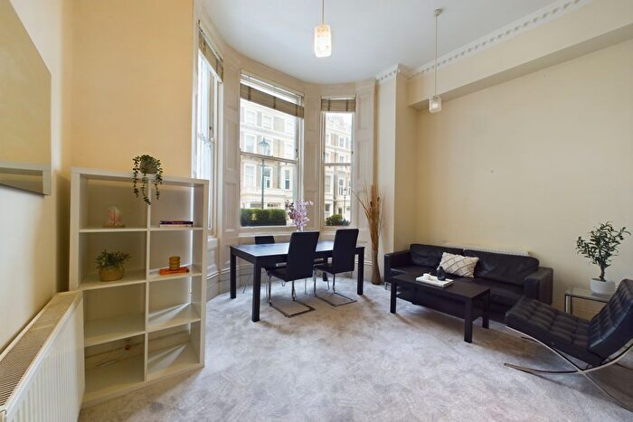 2 Bedroom Flat To Rent In Penywern Road, Earls Court, London, SW5