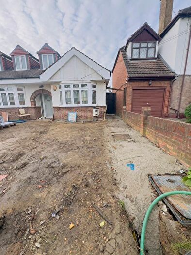 3 Bedroom Flat To Rent In Broomhill Road, Ilford, IG3