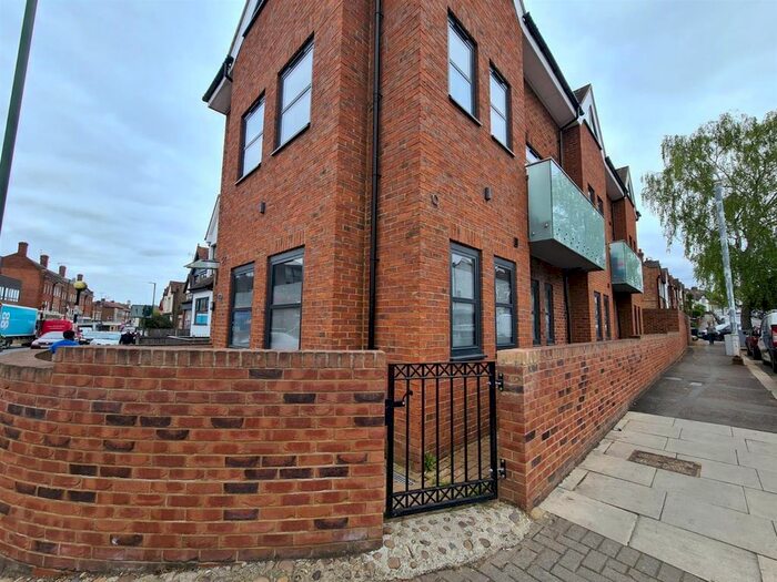 2 Bedroom Flat To Rent In East Barnet Road, New Barnet, Barnet, EN4