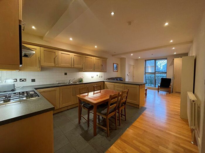 3 Bedroom Flat To Rent In Grosvenor Terrace, London, SE5