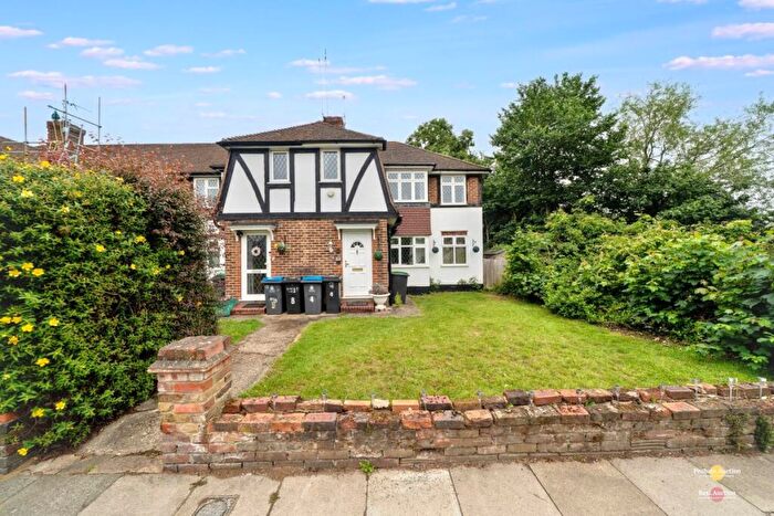 2 Bedroom Maisonette For Sale In Latchmere Lane, Kingston Upon Thames, Surrey, KT2