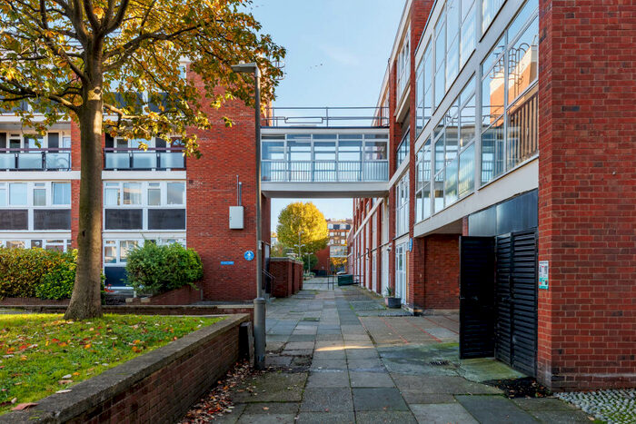 3 Bedroom Flat To Rent In Searles Close, SW11