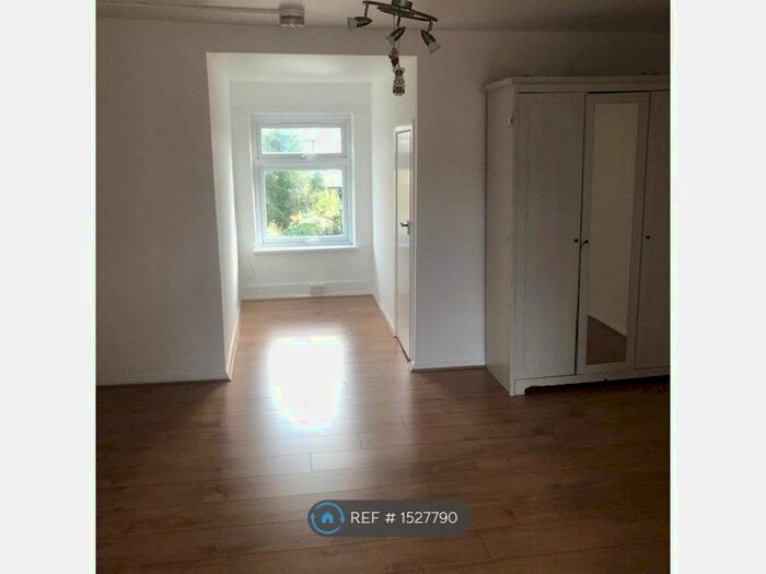 3 Bedroom Flat To Rent In Leyton, London, E10