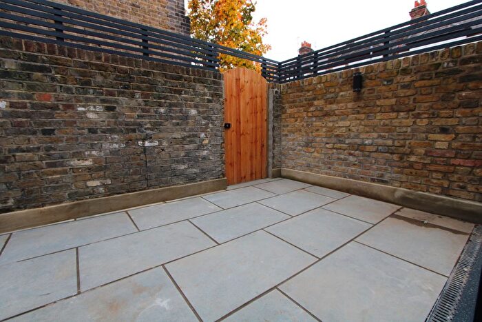 2 Bedroom Flat To Rent In Mitcham Road, London, SW17