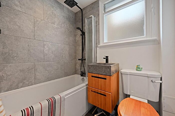 1 Bedroom Flat For Sale In Irving Road, London, W14
