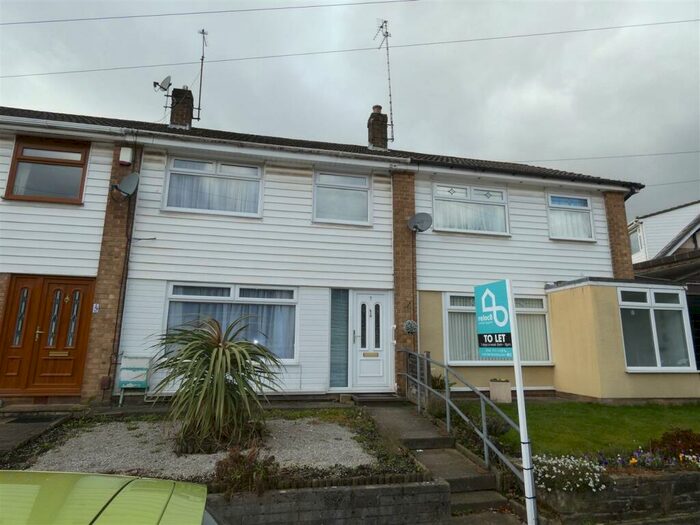 3 Bedroom Town House To Rent In Harewood Drive, Royton, Oldham, OL2