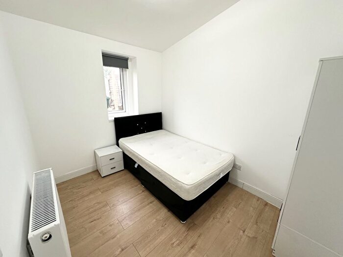 Studio To Rent In Goldbeaters Grove, Edgware, Greater London, HA8