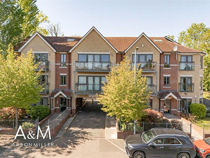 1 Bedroom Flat For Sale In Honeysuckle Court, Buckhurst Hill, IG9