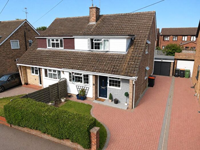 3 Bedroom Semi-Detached House For Sale In Dalling Drive, Houghton Regis, Dunstable, Bedfordshire, LU5