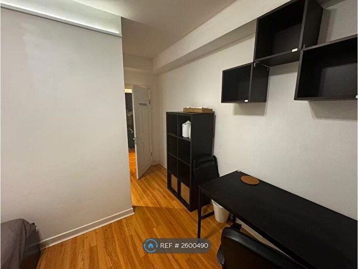 3 Bedroom Flat To Rent In Richmond Place, Edinburgh, EH8
