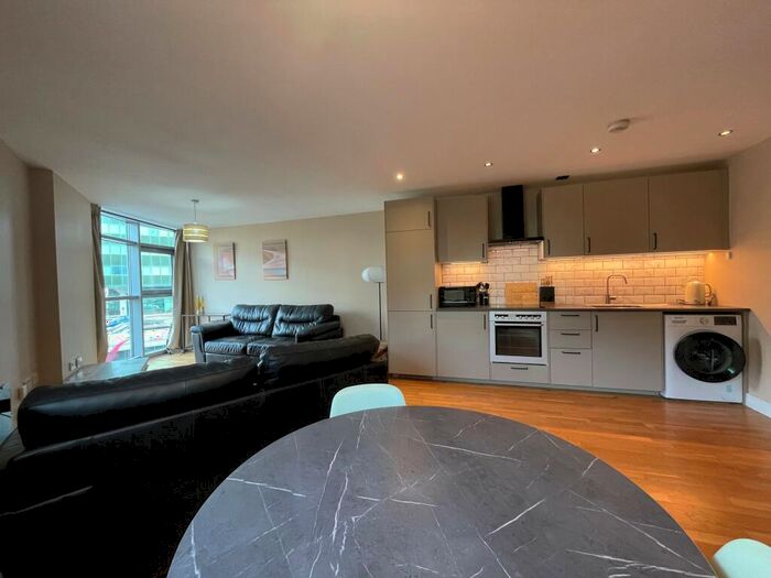 2 Bedroom Flat To Rent In Bute Terrace, Cardiff, CF10