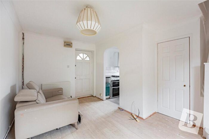 1 Bedroom Semi Detached House For Sale In Holden Close, Dagenham, RM8