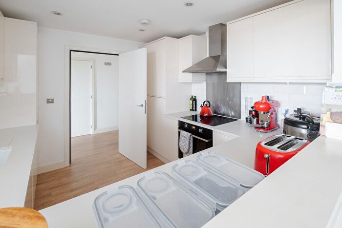 3 Bedroom Flat To Rent In Wharf Road, London, N1