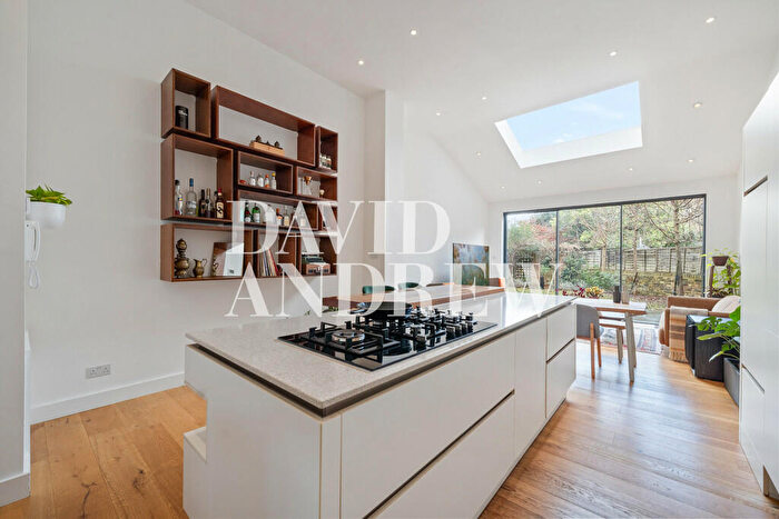 3 Bedroom Flat To Rent In Gloucester Drive, N4