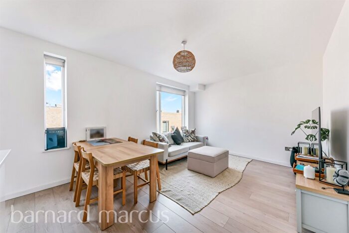 2 Bedroom Flat For Sale In Garratt Lane, London, SW18