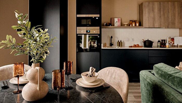 2 Bedroom Apartment To Rent In Inkwell Place, Birmingham, B16