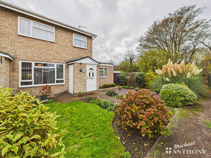 3 Bedroom End Of Terrace House For Sale In Pemberton Close, Aylesbury, Buckinghamshire, HP21