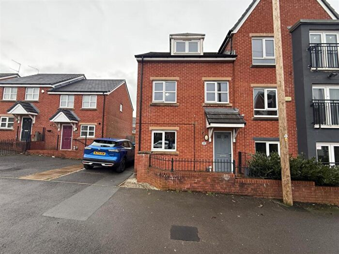 3 Bedroom Semi Detached House For Sale In London Road, Derker, Oldham, OL1