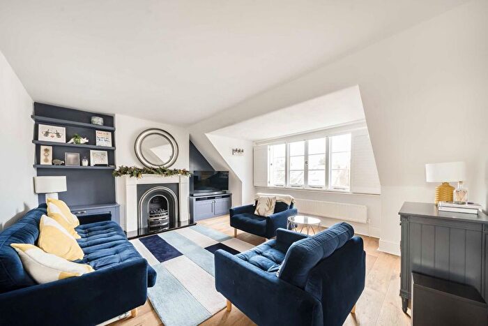 2 Bedroom Flat For Sale In Coleshill Road, Teddington, TW11