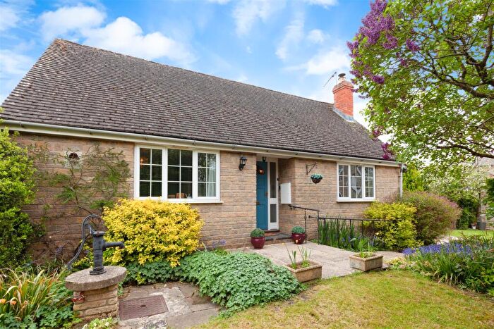 2 Bedroom Detached Bungalow For Sale In The Lane, Fritwell, Bicester, OX27