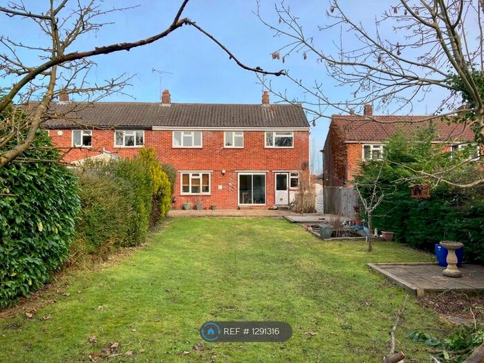 3 Bedroom Semi-Detached House To Rent In Windsor, Windsor, SL4